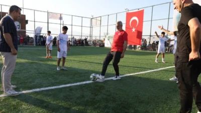 Hatay Büyükşehir Belediyesinin tamamladığı yeni halı sahalar, düzenlenen futbol turnuvasıyla