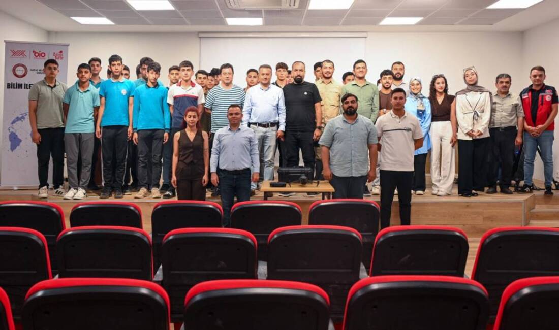 Hatay'ın Kırıkhan ilçesinde düzenlenen "Bilim Söyleşisi" etkinliğinde öğrenciler, dijital tarım