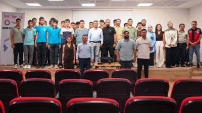 Hatay'ın Kırıkhan ilçesinde düzenlenen "Bilim Söyleşisi" etkinliğinde öğrenciler, dijital tarım