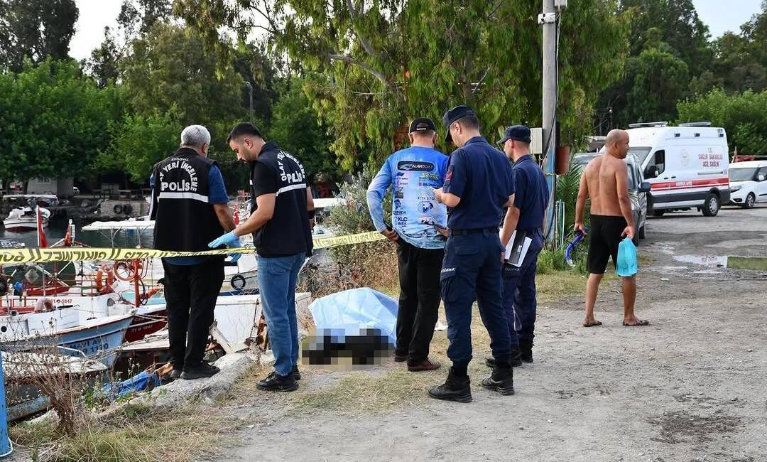Hatay'ın Payas ilçesinde balıkçı barınağında denize düştüğü öne sürülen 60
