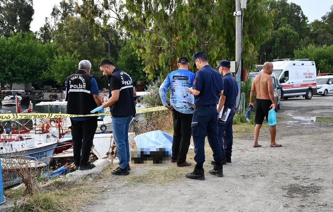 Hatay'ın Payas ilçesinde balıkçı barınağında denize düştüğü öne sürülen 60