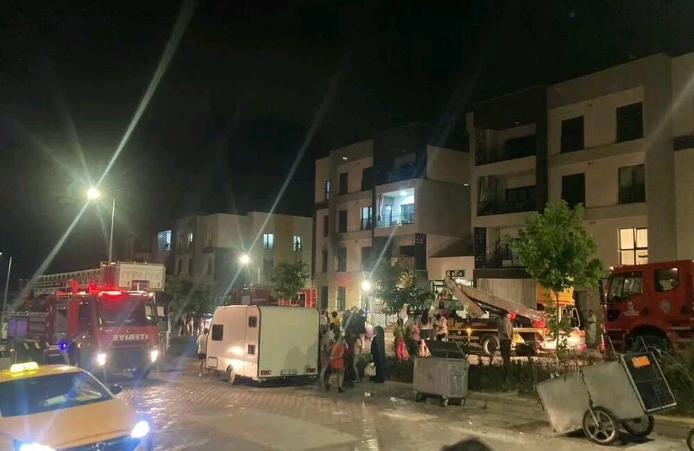 Hatay’ın Dörtyol ilçesinde bir apartman dairesinde çıkan yangın, itfaiye ekiplerinin