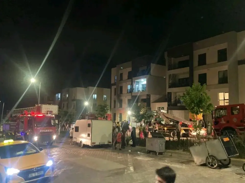 Hatay’ın Dörtyol ilçesinde bir apartman dairesinde çıkan yangın, itfaiye ekiplerinin