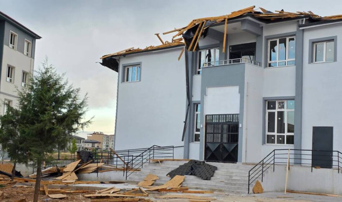 Hatay'ın Hassa ilçesinde akşam saatlerinde etkisini artıran şiddetli fırtına, günlük