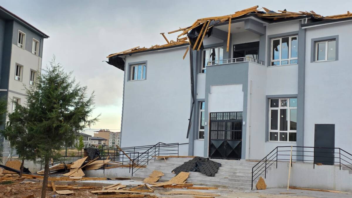 Hatay'ın Hassa ilçesinde akşam saatlerinde etkisini artıran şiddetli fırtına, günlük