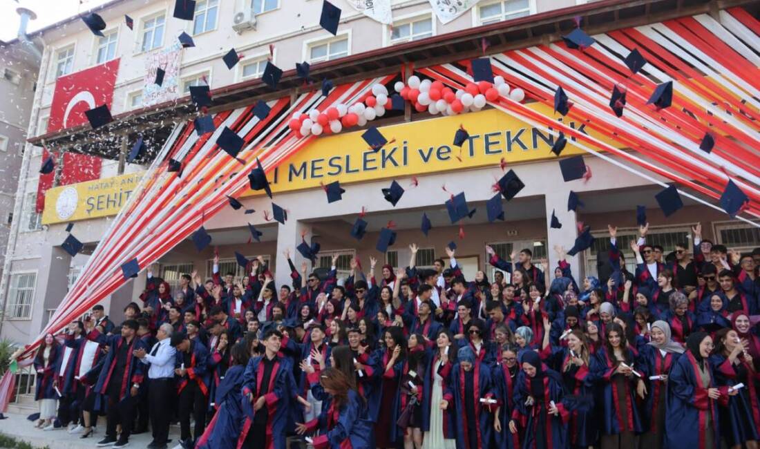 Şehit Ahmet Benli Mesleki ve Teknik Anadolu Lisesi’nde düzenlenen mezuniyet