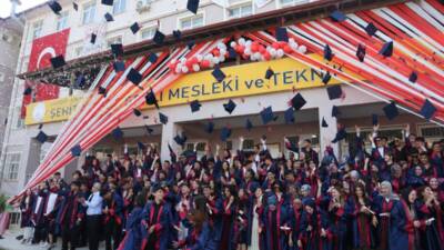 Şehit Ahmet Benli Mesleki ve Teknik Anadolu Lisesi’nde düzenlenen mezuniyet