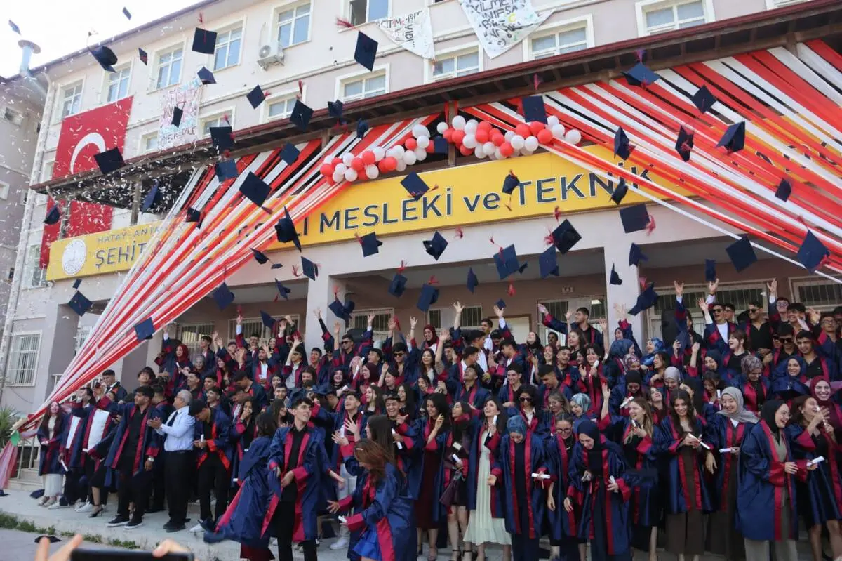 Şehit Ahmet Benli Mesleki ve Teknik Anadolu Lisesi’nde düzenlenen mezuniyet