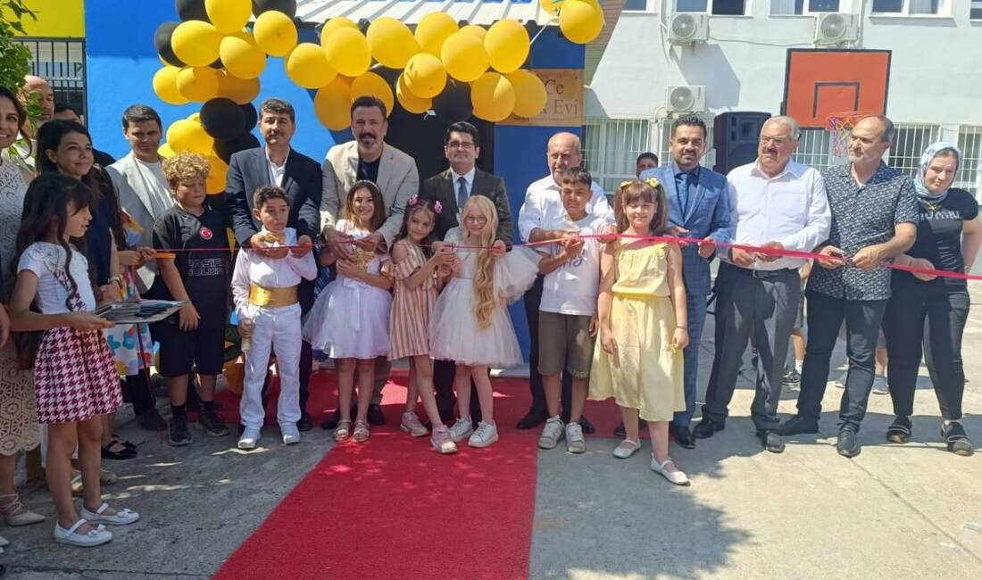 Hatay’ın Arsuz ilçesinde Hacıahmetli Muazzez İsmail Çam İlkokulu’nda, öğrencilerin sanatsal