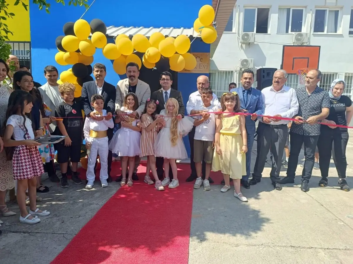 Hatay’ın Arsuz ilçesinde Hacıahmetli Muazzez İsmail Çam İlkokulu’nda, öğrencilerin sanatsal