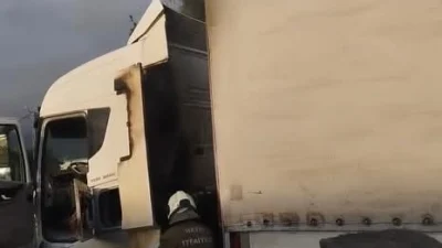 
Hatay’ın İskenderun ilçesinde seyir halindeyken motor kısmından alevler çıkan tırda