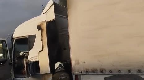 
Hatay’ın İskenderun ilçesinde seyir halindeyken motor kısmından alevler çıkan tırda