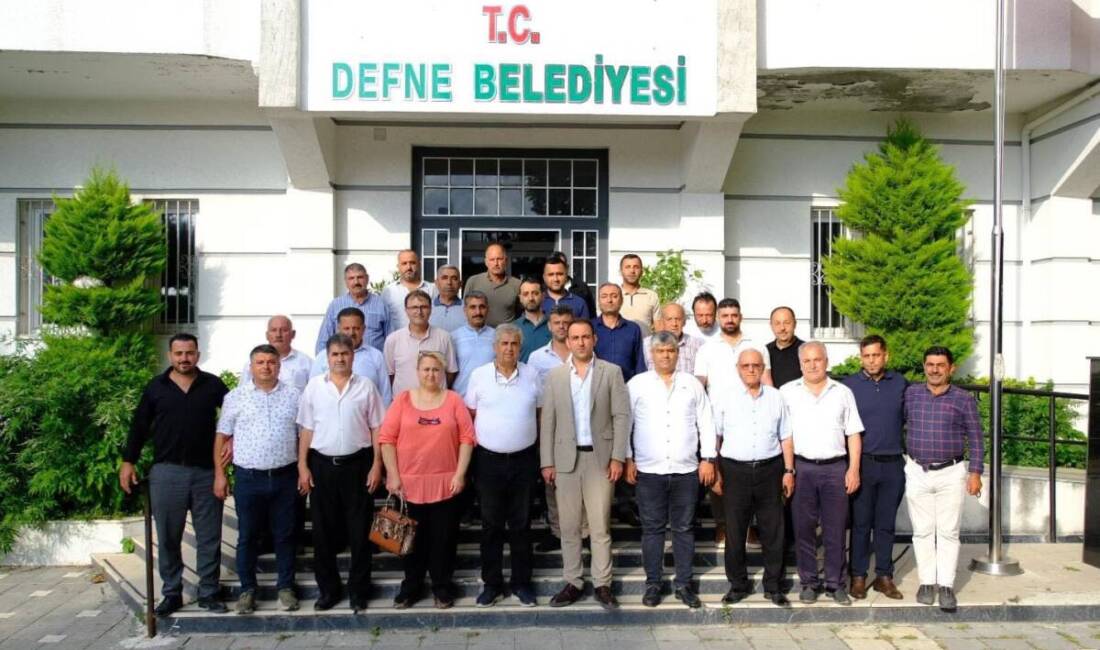 Defne’de mahalle muhtarları, Defne Belediye Başkanı Halil İbrahim Özgün’ü makamında
