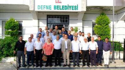 Defne’de mahalle muhtarları, Defne Belediye Başkanı Halil İbrahim Özgün’ü makamında