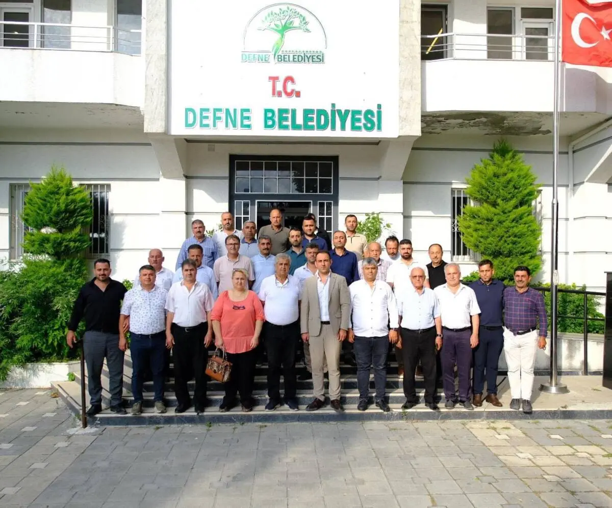 Defne’de mahalle muhtarları, Defne Belediye Başkanı Halil İbrahim Özgün’ü makamında