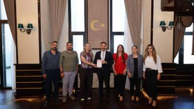 Antakya Toplumcu Halk Gazetesi heyeti, Hatay Valisi Mustafa Masatlı'yı makamında