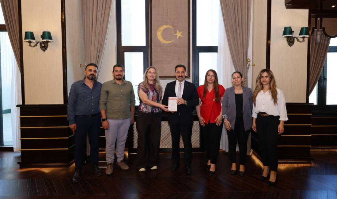 Antakya Toplumcu Halk Gazetesi heyeti, Hatay Valisi Mustafa Masatlı'yı makamında