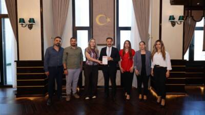 Antakya Toplumcu Halk Gazetesi heyeti, Hatay Valisi Mustafa Masatlı'yı makamında