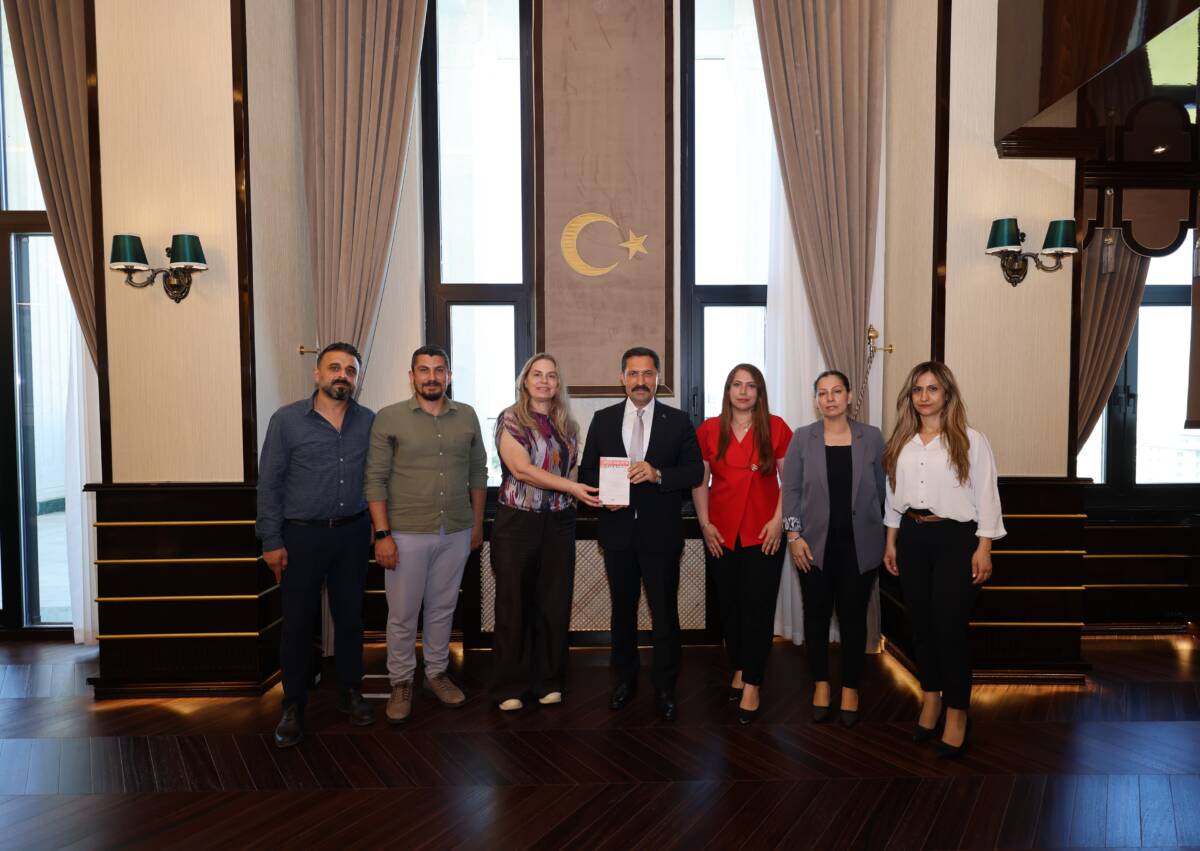 Antakya Toplumcu Halk Gazetesi heyeti, Hatay Valisi Mustafa Masatlı'yı makamında
