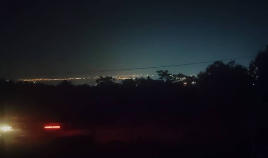 Antakya’nın birçok mahallesinde yaşanan elektrik kesintisi vatandaşları mağdur etmeye devam