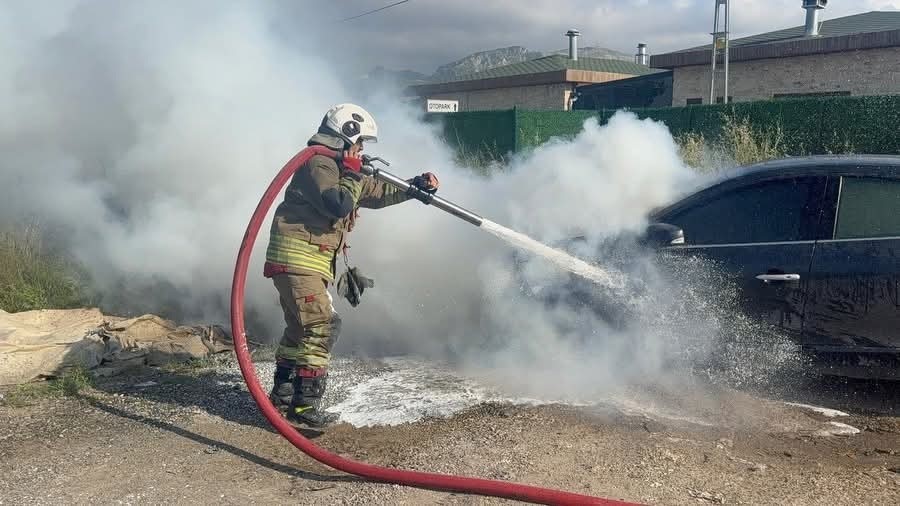 Hatay’ın Antakya ilçesinde seyir halindeyken motor bölümünden dumanlar yükselen bir