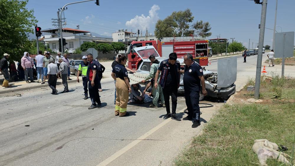 Hatay’ın Hassa ilçesinde iki otomobilin karıştığı trafik kazasında biri ağır