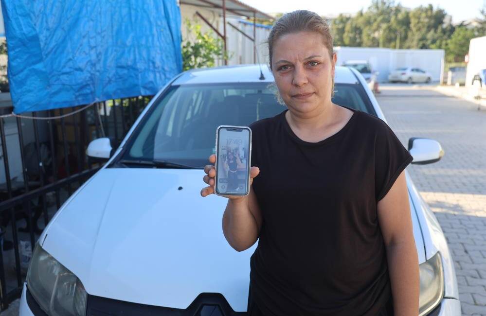Hatay'da hava sıcak diye aracına aldığı yolcuların düşürdüğü cep telefonunun