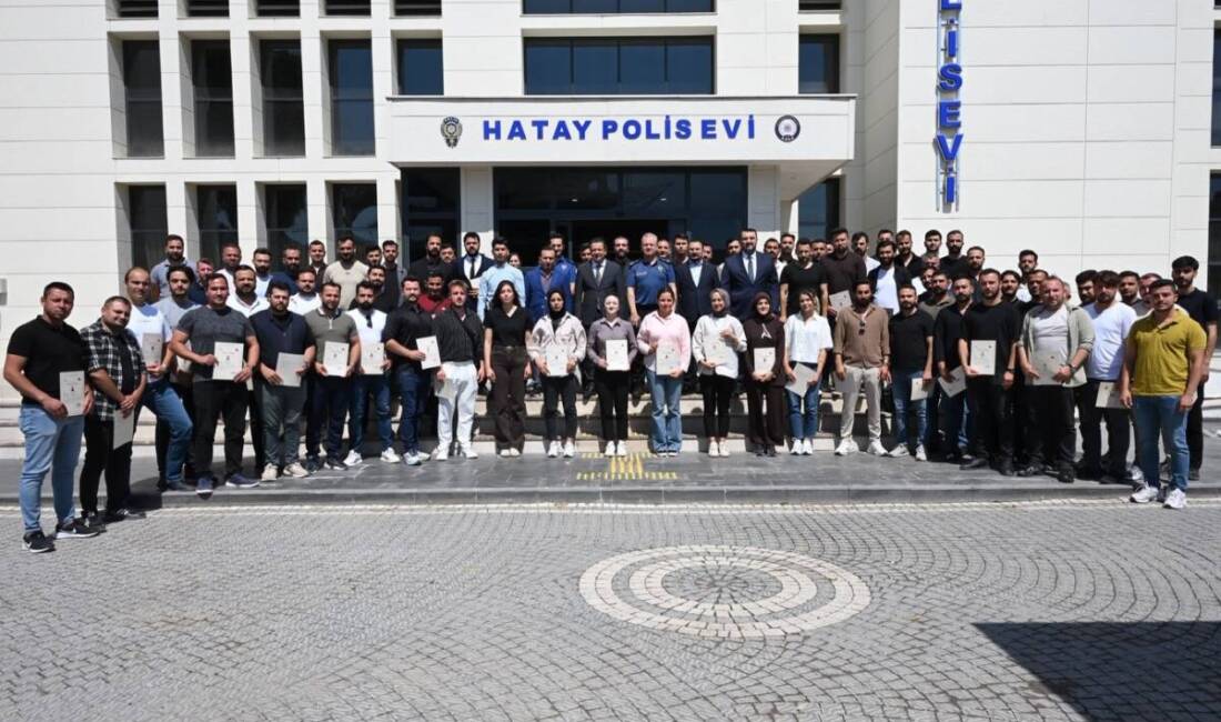 Hatay Emniyet Müdürlüğü’nde görev yapan başarılı polis ve amirlere, görevlerinde