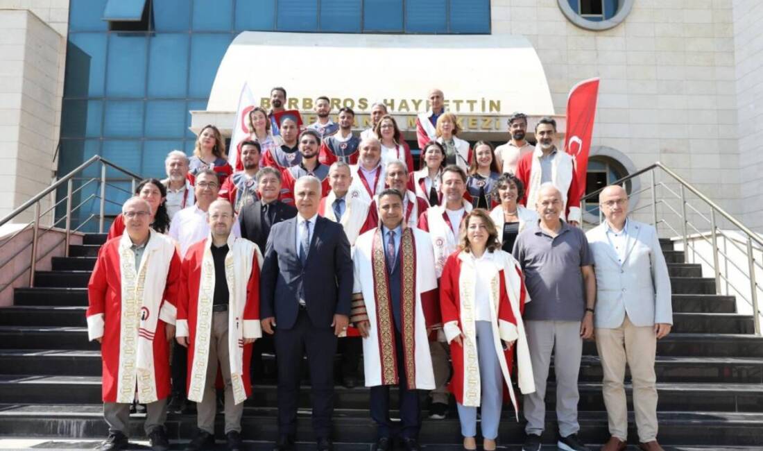 İskenderun Teknik Üniversitesi Su Ürünleri Fakültesi mezunları diplomalarını alırken, törende