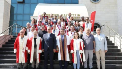 İskenderun Teknik Üniversitesi Su Ürünleri Fakültesi mezunları diplomalarını alırken, törende