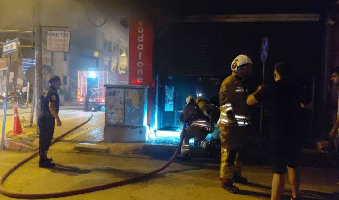 Hatay'ın Samandağ ilçesinde cep telefonu satışı yapılan bir iş yerinde