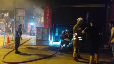 Hatay'ın Samandağ ilçesinde cep telefonu satışı yapılan bir iş yerinde