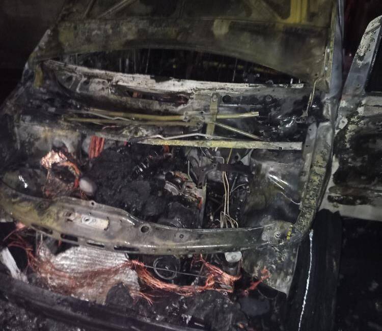 Hatay’da biri seyir halindeyken, diğeri park halinde bulunan iki araçta