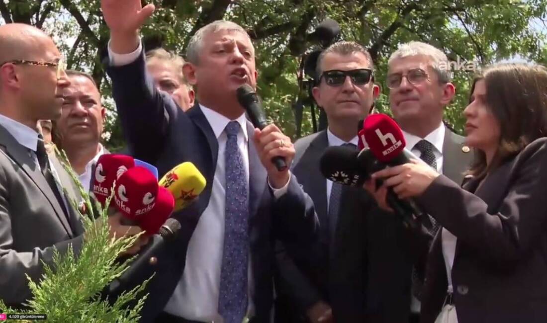 CHP Genel Başkanı Özgür Özel, TBMM’de düzenlenen grup toplantısı öncesi