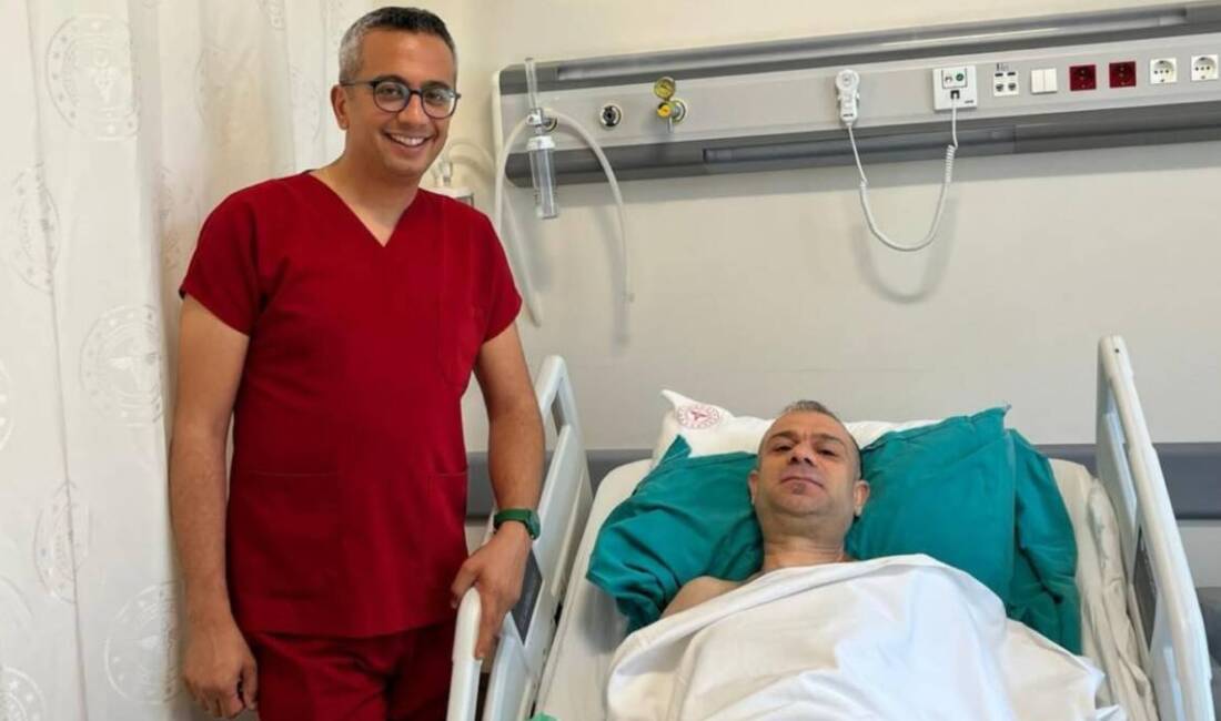 Altınözü Devlet Hastanesinde gerçekleştirilen başarılı operasyonla, hastanın sırt bölgesinden yaklaşık