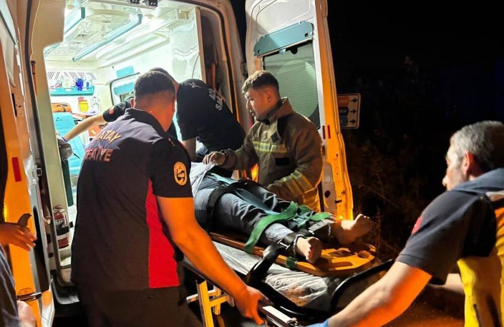 Hatay'ın Antakya ilçesinde meydana gelen trafik kazasında kontrolden çıkan motosiklet