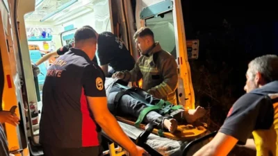 Hatay'ın Antakya ilçesinde meydana gelen trafik kazasında kontrolden çıkan motosiklet