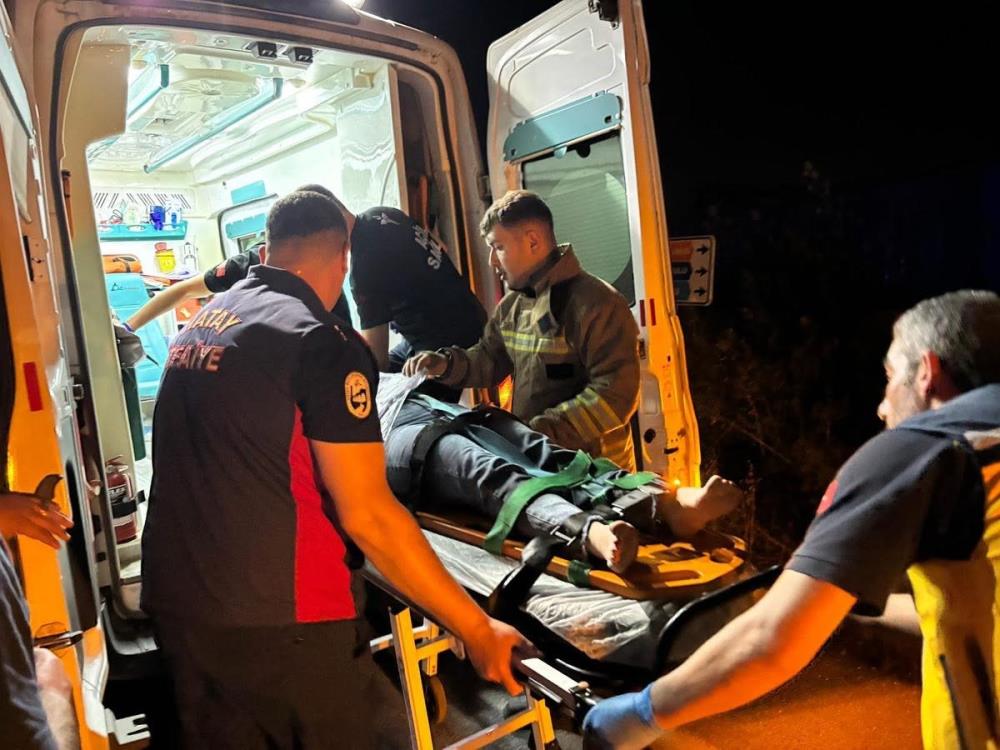 Hatay'ın Antakya ilçesinde meydana gelen trafik kazasında kontrolden çıkan motosiklet