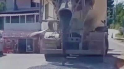 Defne ilçesi Aknehir Mahallesi’nde trafikte ilerleyen beton mikserinin yola beton