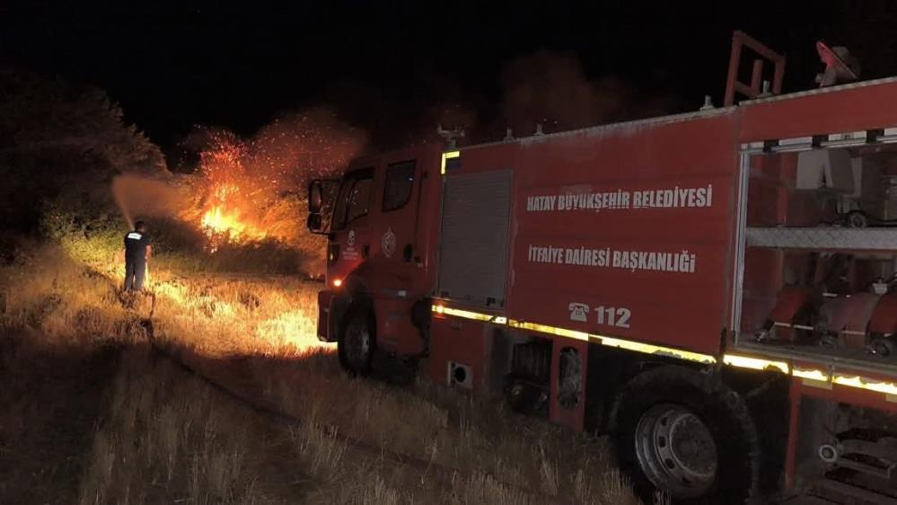 Hatay'ın Kırıkhan ve Arsuz ilçelerinde çıkan iki ayrı yangın, itfaiye