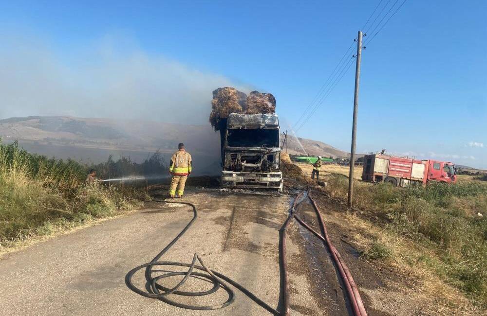 Hatay’ın Kırıkhan ilçesinde saman balyası yüklü bir tırda çıkan yangın,