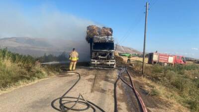 Hatay’ın Kırıkhan ilçesinde saman balyası yüklü bir tırda çıkan yangın,