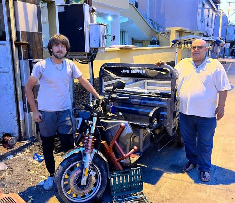 Hatay’ın Reyhanlı ilçesinde esnafın iş yerinin önünden iterek çalınan motosiklet,