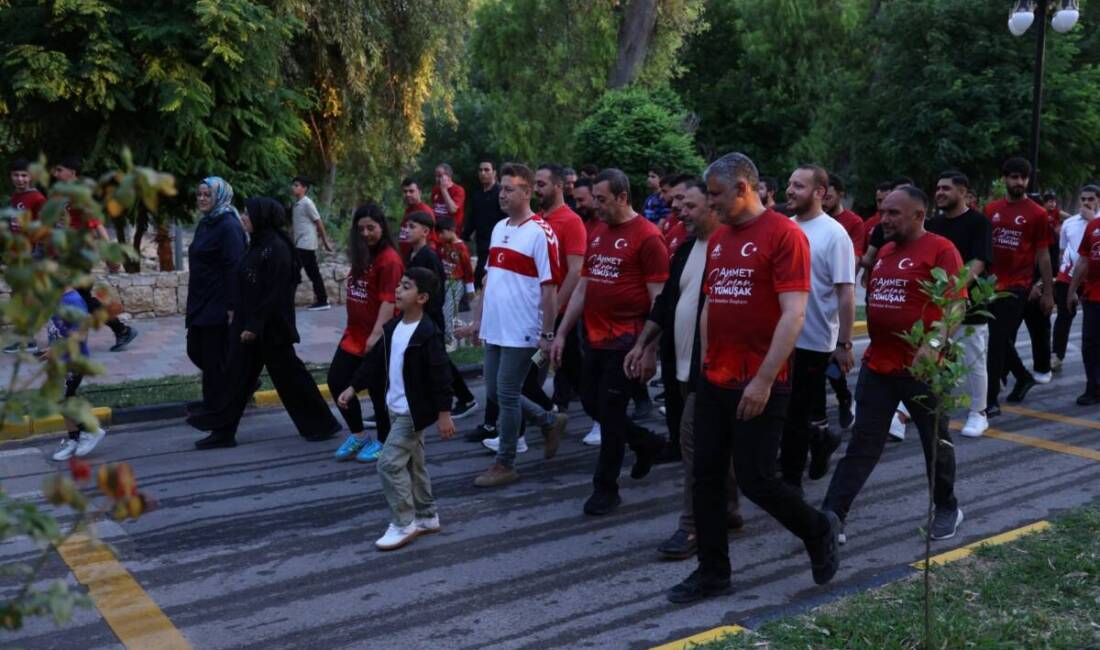 Reyhanlı’da milli maç heyecanı, doğa yürüyüşüyle birleşti. Yenişehir Parkı’nda düzenlenen