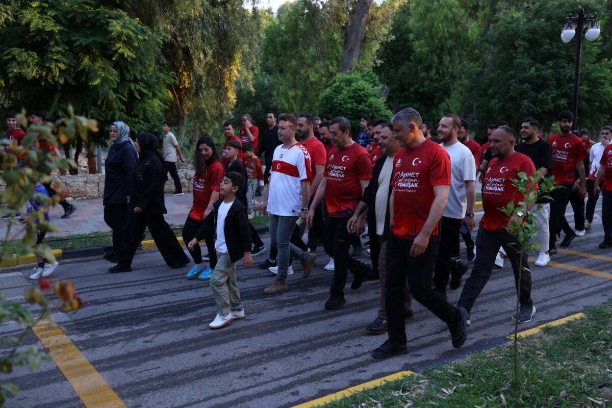 Reyhanlı’da milli maç heyecanı, doğa yürüyüşüyle birleşti. Yenişehir Parkı’nda düzenlenen