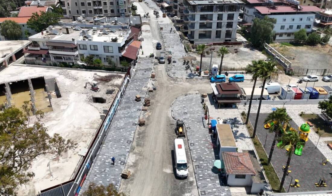 Arsuz’un merkezindeki Sami Oytun Caddesi’nde yürütülen çalışmalar kapsamında yol ve