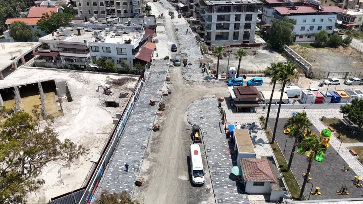 Arsuz’un merkezindeki Sami Oytun Caddesi’nde yürütülen çalışmalar kapsamında yol ve