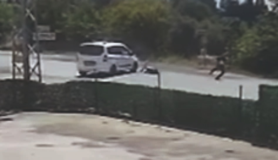 Hatay’ın Erzin ilçesinde hafif ticari araç ile motosikletin çarpışması sonucu