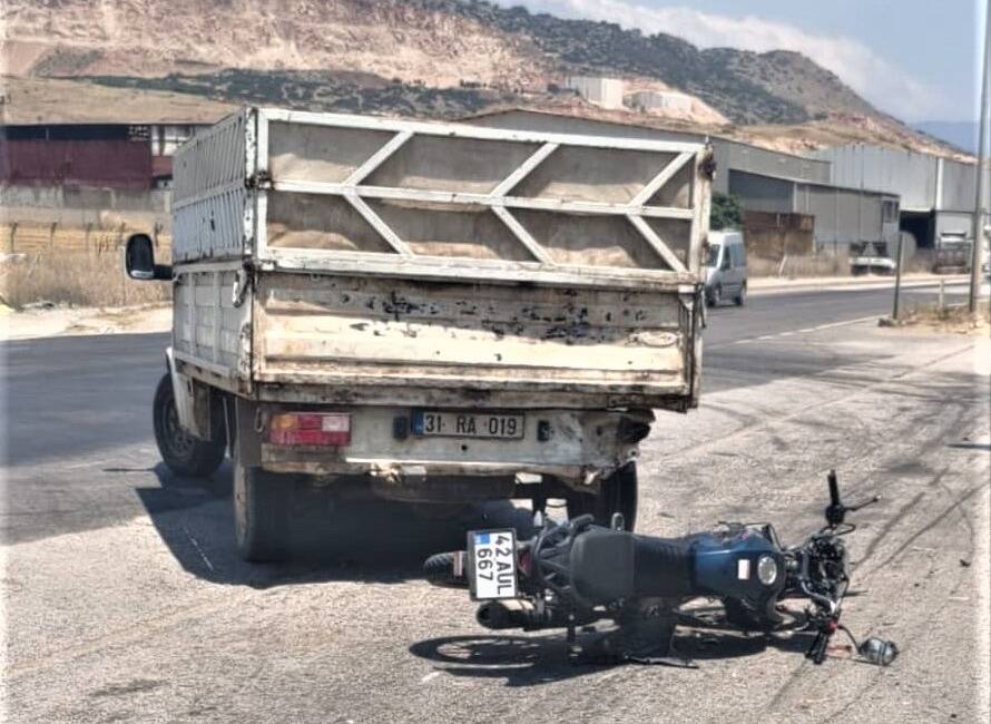 Hatay’ın Kırıkhan ilçesinde kamyonet ile motosikletin çarpıştığı trafik kazası can