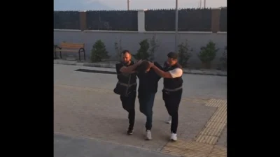 Samandağ’da bir evden çalınan altınlarla ilgili güvenlik kameralarını inceleyen polis